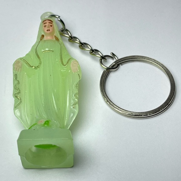 Glow in the dark Mother Mary keychain - Picture 4 of 5